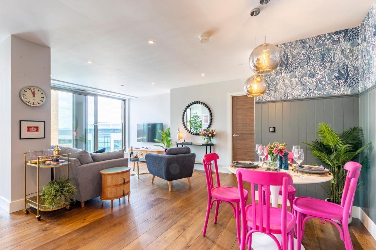 Out Of Office @ Ryedale House Apartment